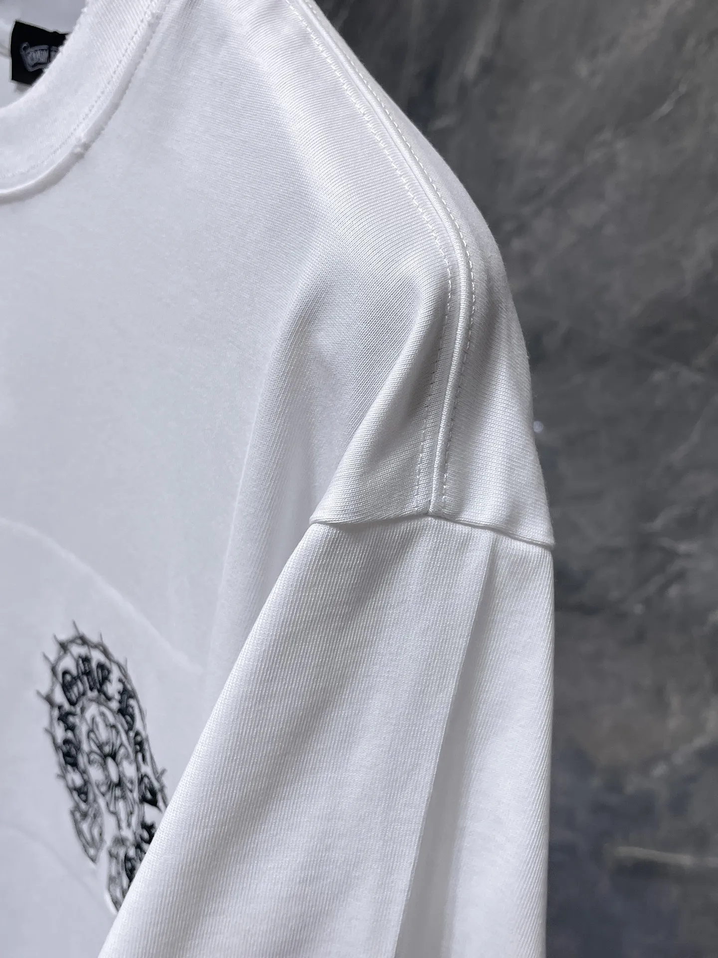 P166 New Chrome Hearts 25ss for summer. High gram weight, environmentally friendly and high-quality top-grade fabric. 280g. Heavy-duty horseshoe roller frayed embroidered short sleeves. Counter synchronization. Re-engraved version 1:1. Recommended color: black white. Size: S, M, L, XL.